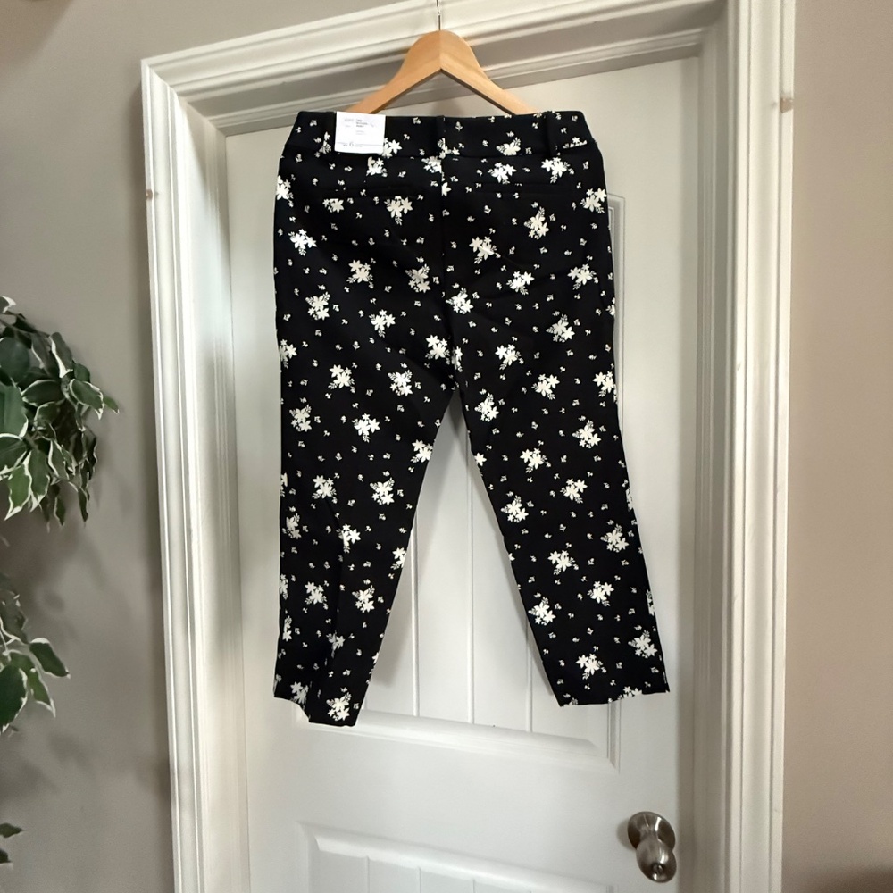 LOFT Riviera Marisa Floral Cropped Pants Black White Size 6P NWT - Picture 2 of 12